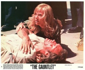 The Gauntlet Original US 8x10 Lobby Card Clint Eastwood injured Sondra Locke