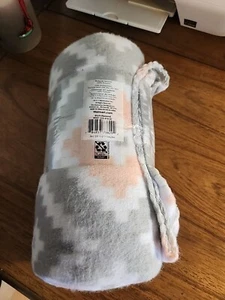 NEW Mainstays Fleece Throw Blanket Pink & Gray Patterned Light Weight 50" x 60" - Picture 1 of 2