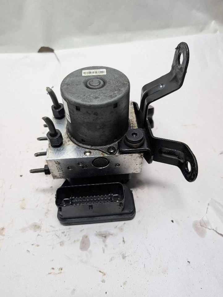 Used ABS Pump and Motor Assembly fits: 2015 Kia K900 Actuator and Pump Assembly Foto 1 de 4