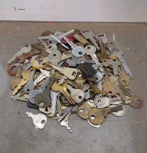Mixed Lot of 30 + Vintage Metal Keys 2 Pounds - Padlock & Etc. - Picture 1 of 5