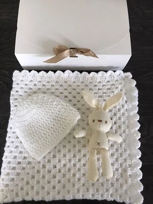 Manta, sombrero y peluche de ganchillo tejido a mano para cochecito de bebé en una caja de regalo Nuevo Foto 1 de 2