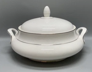 Royal Doulton LACE POINT Round Covered Vegetable Serving Bowl with Lid FLA - Picture 1 of 2