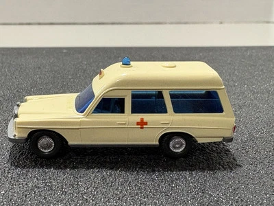 Wiking 1:87 Scale Mercedes 200 Ambulance. Berlin-W Germany - Image 1 of 4