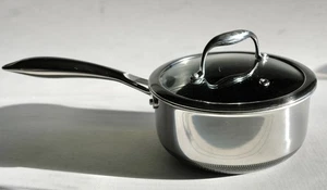 Cacerola híbrida de acero inoxidable HexClad de 2 cuartos con tapa - Utensilios de cocina antiadherentes - Imagen 1 de 6