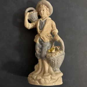 "Estatuilla vintage de porcelana para niño sosteniendo cestas 10""" - Imagen 1 de 5