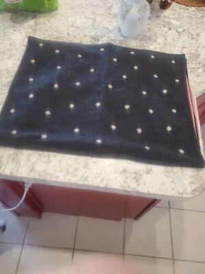 Fundas de almohada Lands End Home gris de lana con flores/guinga roja y blanca en la parte posterior Foto 1 de 4