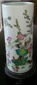 Antique Chinese porcelain roll vase decor of roosters and flowers / late 19th century - Picture 1 of 12
