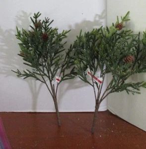 ASHLAND ~ 2 GLITZERNDE KIEFERNZWEIGE & BEEREN STRAUCHSTIELE Seidenblumen - Bild 1 von 4