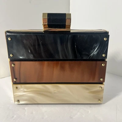 Este es un minaudiere con paneles de tortuga Halston Heritage Foto 1 de 4