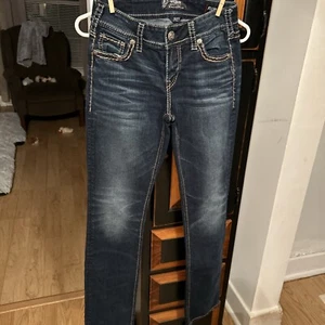 Silver Jeans Suki Fluid Mid Straight W27/L32 Dark Wash Jeans NWOT - Picture 1 of 9