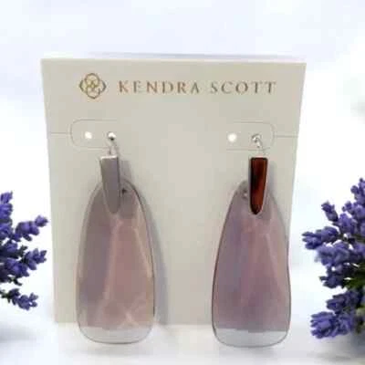 Pendientes colgantes de maíz Kendra Scott, púrpura claro, tono plateado. Venta al por menor $75 Foto 1 de 4