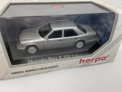 mercedes benz E 320 limousne gris métal 1/43 herpa . - Photo 1/3