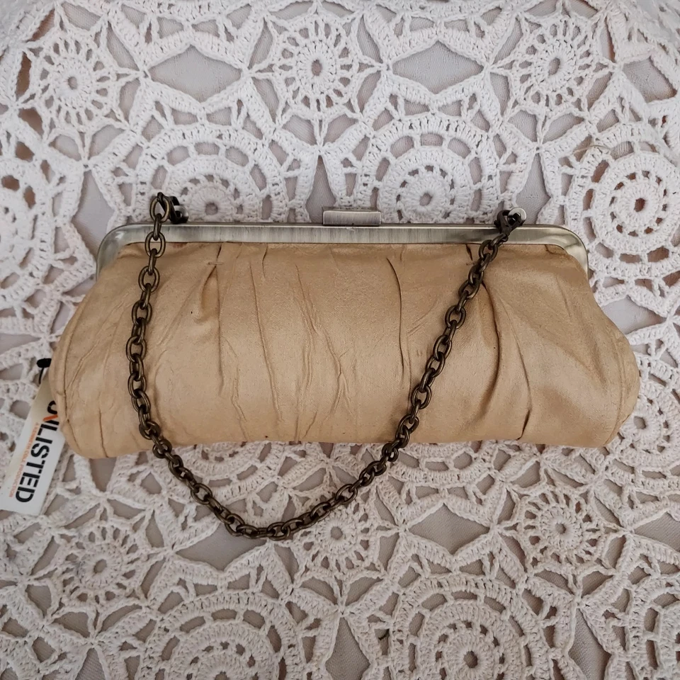 Cartera sin asas pequeña vintage de tela crepé champán sin listar con cadena de transporte, nueva con etiquetas Foto 1 de 4
