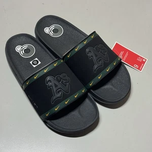 New Nike Offcourt Slide “MLB Oakland Athletics” DH6976-001 Men’s Size 9 Baseball - Picture 1 of 5