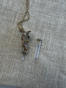 Collar Kirks Folly Fairy Polvo Frasco Extraíble Botella Tono Dorado Cadena con Caja - Imagen 1 de 5