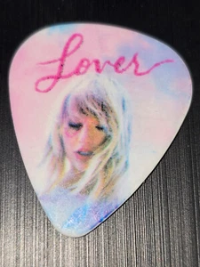 Taylor Swift Signature Lover Gitarren-Plektrum Liebhaber Fest Tour Met Life Stadium 2023 - Bild 1 von 2