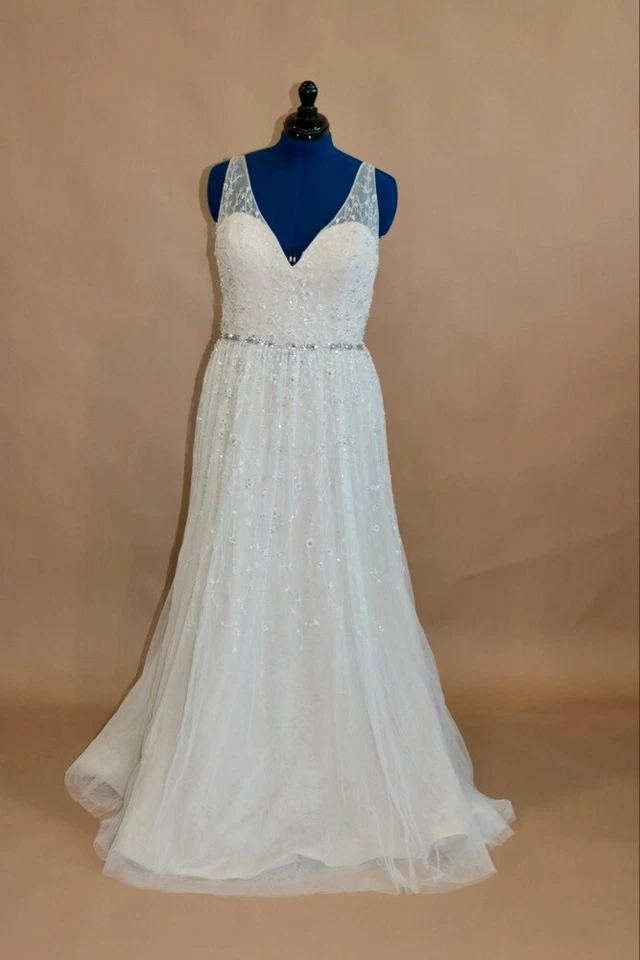 talla 18 Mon Cheri vestido de novia con cuentas, cuello en V, espalda ilusión, línea A, cinturón con cuentas Foto 1 de 4