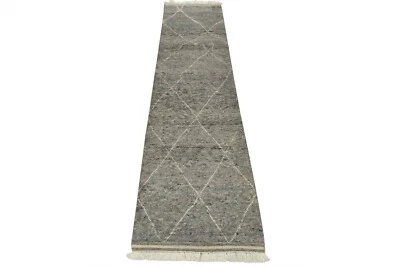Alfombra geométrica contemporánea de lana gris anudada a mano Moroccan Runner 2’7” x 9’11” Foto 1 de 4