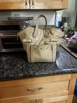 Bolso de Mano YSL Downtown Beige/Amarillo Charol. El mejor bolso de todos los días Foto 1 de 4