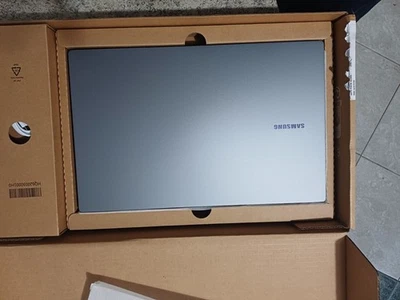 Samsung Galaxy Book 4 i3-1315U 8GB 256Gb PC portatil/ Notebook - NUOVO sigillato - Immagine 1 di 4