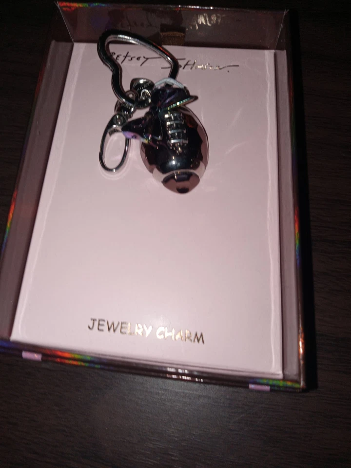 Llavero Betsey Johnson Game Day Fútbol Bow Bag Charm Foto 1 de 1