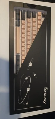 Juego de llaves Ducky Rosa. Juego completo de teclas sin usar/la caja está abierta Foto 1 de 2