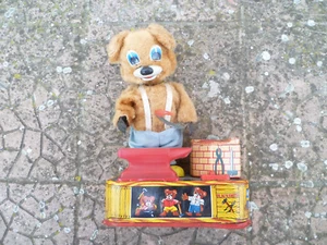 Gioco batteria Vintage Litografato Blacksmith bear Japan Raro orsetto Bianco Tin - Foto 1 di 6