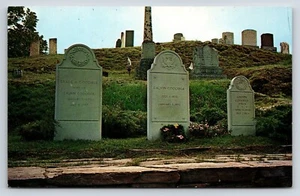 Postcard Burial Place of Calvin Coolidge & Family, Plymouth, Vermont DS-5604 - Picture 1 of 2