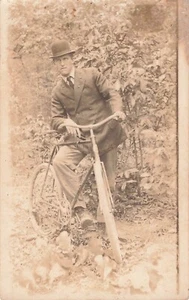 Echt Foto AK Mann in Derby auf Fahrrad um 1904-1918 J7 - Bild 1 von 2