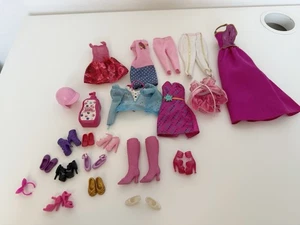 Barbie Puppe Outfits Schuhe und Zubehör Konvolut - Bild 1 von 9