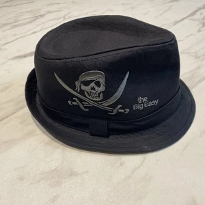 Sombrero Fedora Raw Ma Negro Pirata Calavera Espadas Cruzadas "The Big Easy" Bordado - Imagen 1 de 6