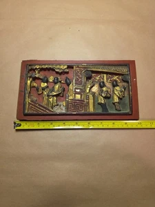 Antiguo panel chino tallado a mano rojo dorado danzante de madera pesada  - Imagen 1 de 3