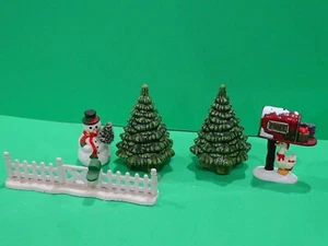 Christmas Village Lot of 5 Figures and accessories  K3 - Picture 1 of 1