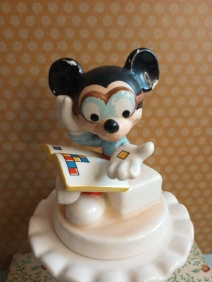 Figura de Mickey Mouse de colección Goebel Disney con libro con Alemania  Foto 1 de 4