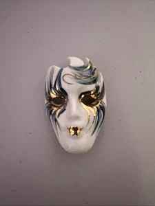 New Orleans Gesichtsmaske Keramik Brosche Anstecknadel handbemalt und signiert YS TM 2" groß - Bild 1 von 2