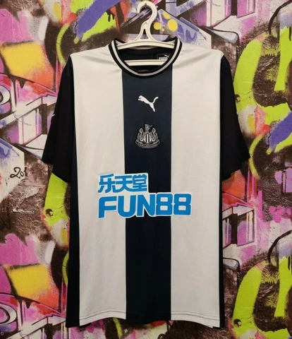 Newcastle United 2019 2020 Home Football Shirt Soccer Jersey Puma Mens size L/XL Cover