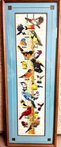 Gesticktes gerahmtes Kreuzstichbild Vögel auf Vogelfutterhaus Vintage 42 Zoll x 14,5 Zoll - Bild 1 von 4