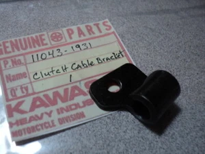 1987-2005 KAWASAKI KLR KSF 250 CLUTCH CABLE HOLDER BRACKET NOS OEM 11043-1931 - Imagen 1 de 3