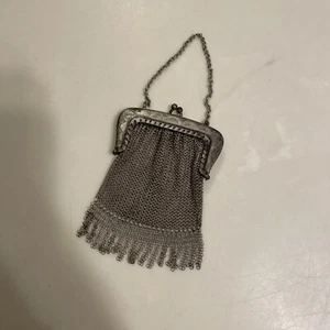 Borsa da sera Chainmail tono argento con cinturino e chiusura - Foto 1 di 5