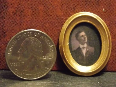 Casa de muñecas miniatura marco dorado con foto escala 1:12 B149 Dollys Gallery Foto 1 de 3