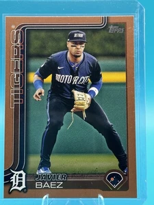 2025 Topps Series 2 - Javier Báez #545 Gold /2025 - Picture 1 of 3