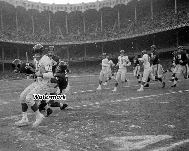 NFL 1956 Championship Game New York Giants Frank Gifford vs Bears 8 X 10 Photo  - Image 1 of 1