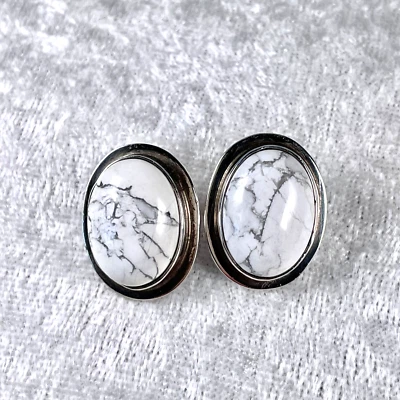 VINTAGE MEXICAN STERLING SILVER WHITE STONE (WHITE BUFFALO(?) PIERCED EARRINGS - Image 1 of 4