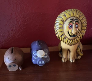 3 Vintage “Piggy" banks - 2 pigs (1 wood 1 plastic) - 1 Lion (ceramic) - Picture 1 of 24