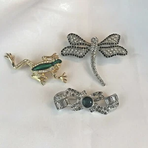 Konvolut 3 Vintage Broschen Frosch Libelle Schleife Pins Kristalle jeweils fehlen Perlen - Bild 1 von 6