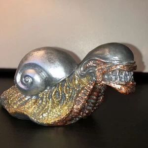 Snalien Schnecke Alien - seltene Figur Schreibtisch oder Gartendeko - 6" Harz oder Kunststoff - Bild 1 von 3
