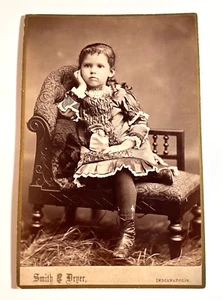 ANTIKES KLEINKIND MÄDCHEN SITZENDES PORTRAIT SCHRANK KARTE - MONTIERT 4 1/4" X 6 1/2" - Bild 1 von 4