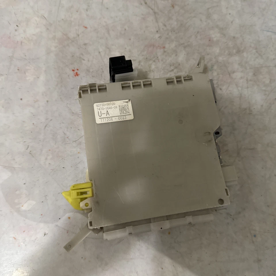 Lexus LS460 2012 tablero izquierdo lado del conductor fusibles caja bloque fabricante de equipos originales 8273050720 Foto 1 de 4