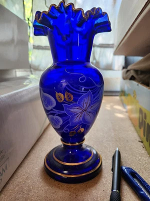 Jarrón Bohemio de Vidrio Azul con Flores y Acentos Dorados, Colección Condesa Foto 1 de 2