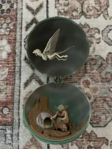 VTG Kenner Star Wars POTF Complete Galaxy Yoda Planet Dagobah Globe 1998 NEW - Picture 1 of 6